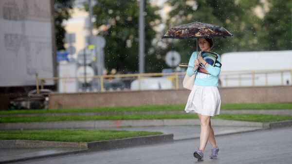 Девушка под зонтом во время дождя - Sputnik Беларусь