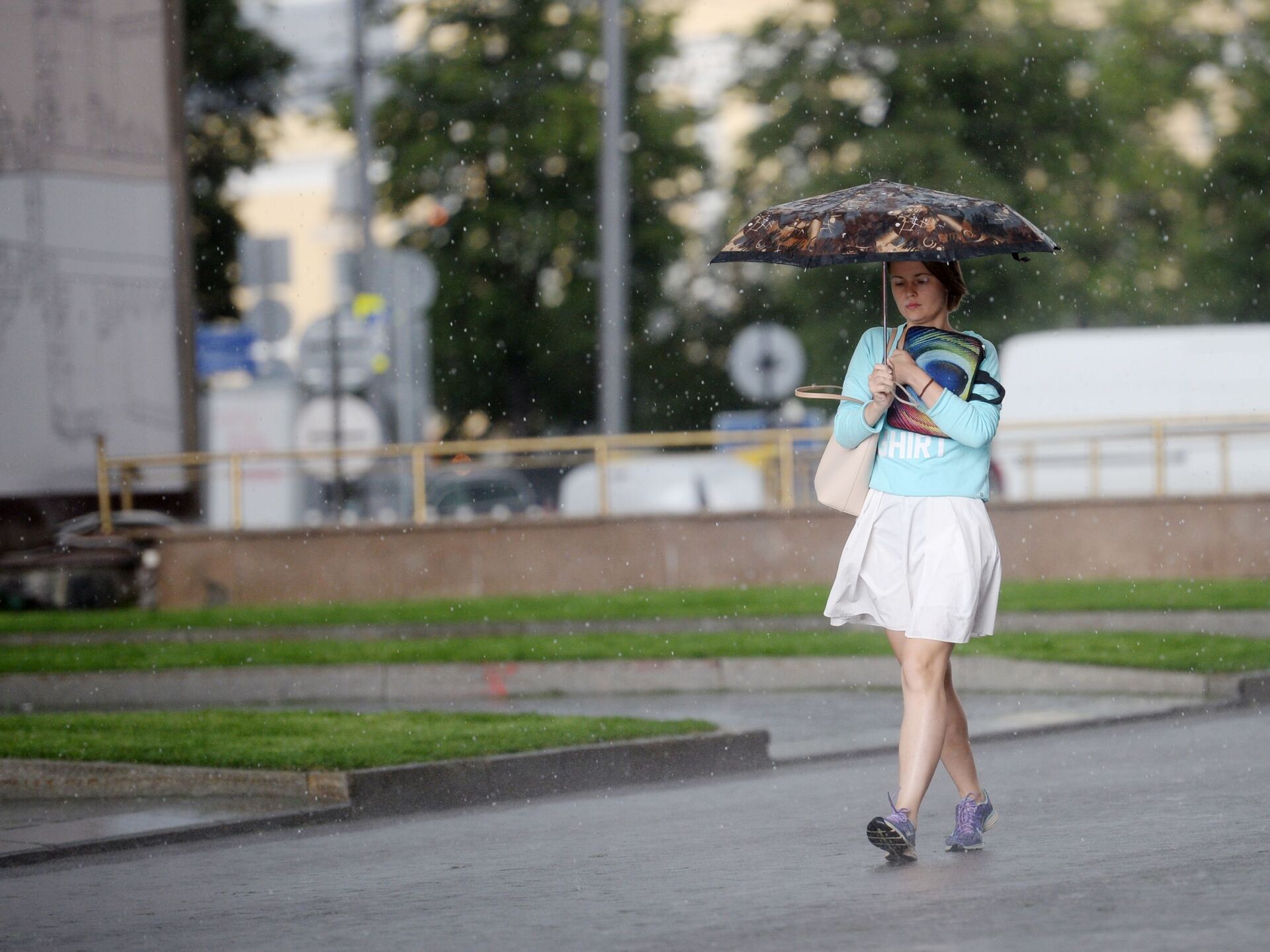 Забытый зонтик. Девушка с зонтом. Человек с зонтом. Дождь зонт девушка улица. Девочка с зонтиком.
