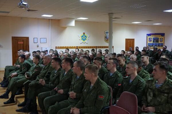 Мінабароны: паведамленні аб планах віцебскіх дэсантнікаў застацца ў Мінску - фэйк Мінабароны: паведамленні аб планах віцебскіх дэсантнікаў застацца ў Мінску - фэйк - Sputnik Беларусь