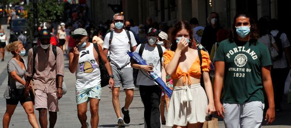 Жители Испании в масках на улице - Sputnik Беларусь