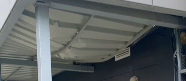 Козырек, на который упал минчанин - Sputnik Беларусь