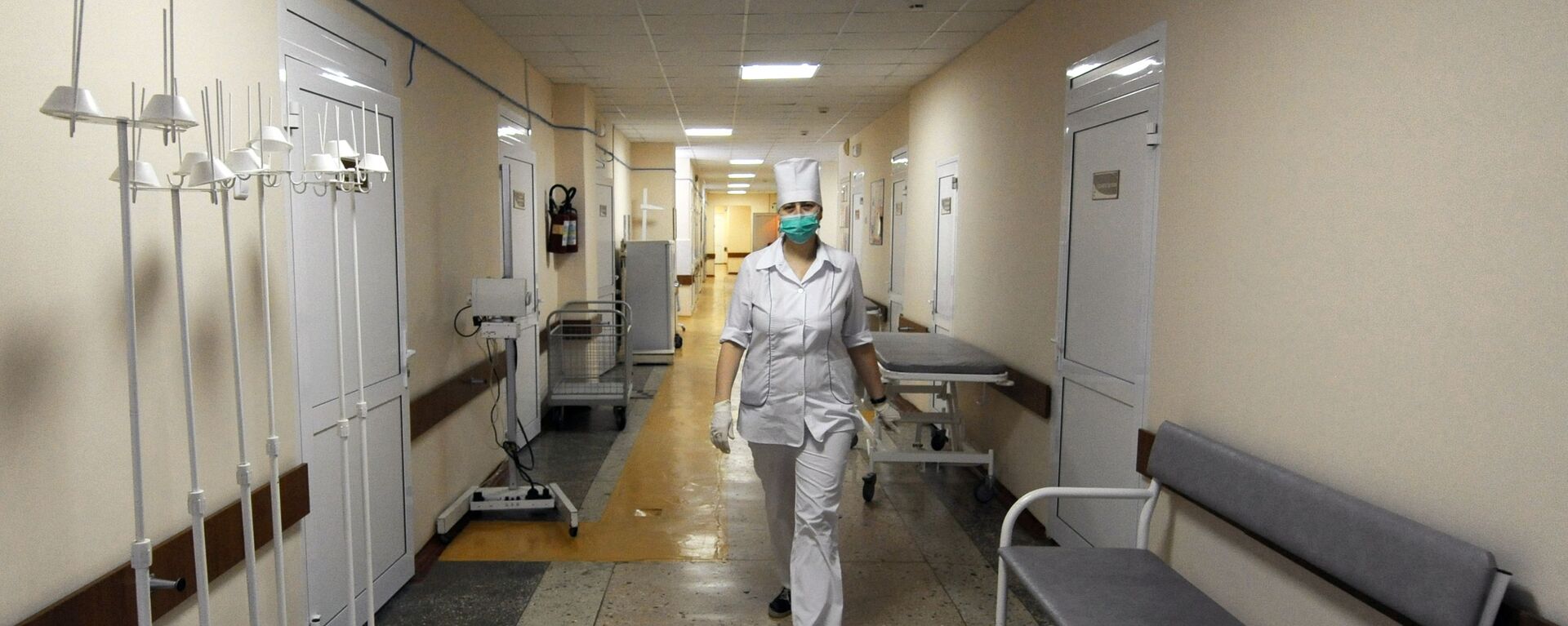 Медсестра идет по коридору в больнице - Sputnik Беларусь, 1920, 23.03.2021
