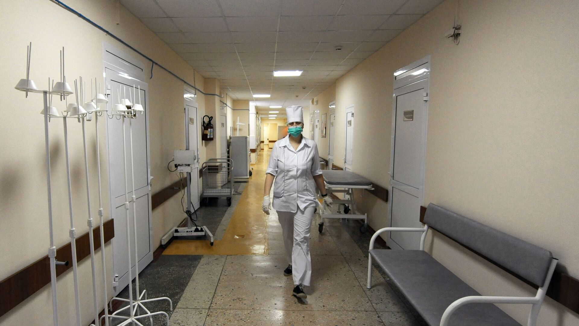 Медсестра идет по коридору в больнице - Sputnik Беларусь, 1920, 02.12.2022