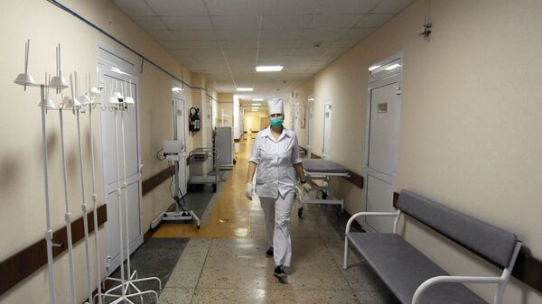 Медсестра идет по коридору в больнице - Sputnik Беларусь
