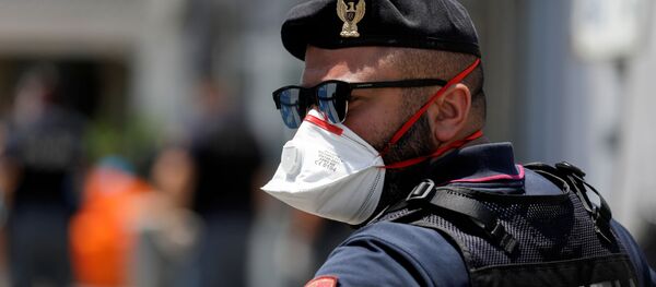 Итальянский полицейский в маске - Sputnik Беларусь