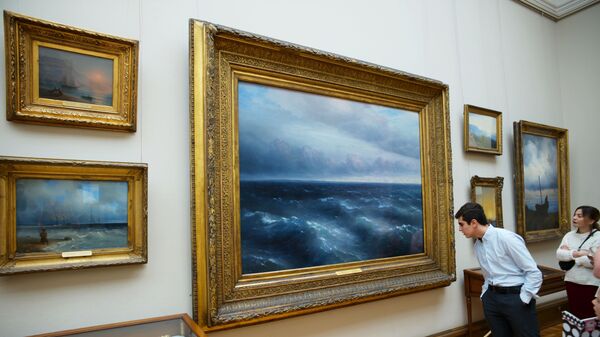 Иностранные туристы в зале художника Ивана Айвазовского - Sputnik Беларусь