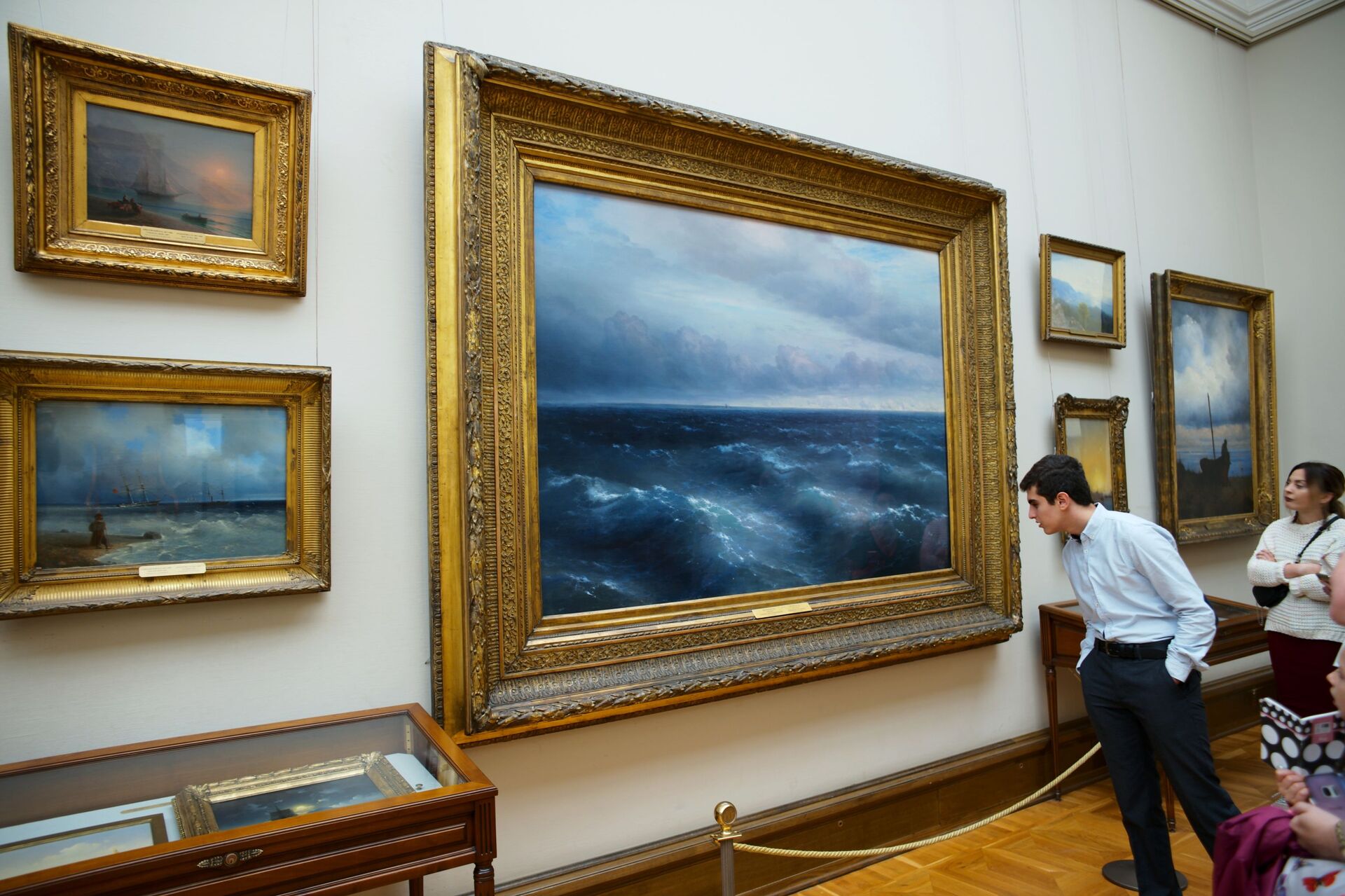 Иностранные туристы в зале художника Ивана Айвазовского - Sputnik Беларусь, 1920, 18.08.2025