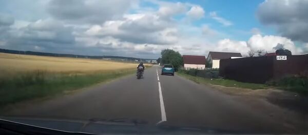 ГАИ показала погоню за мотоциклистом-бесправником под Минском - видео - Sputnik Беларусь