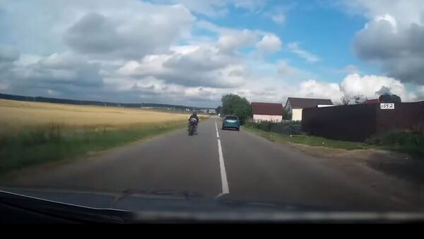 ГАИ показала погоню за мотоциклистом-бесправником под Минском - видео - Sputnik Беларусь