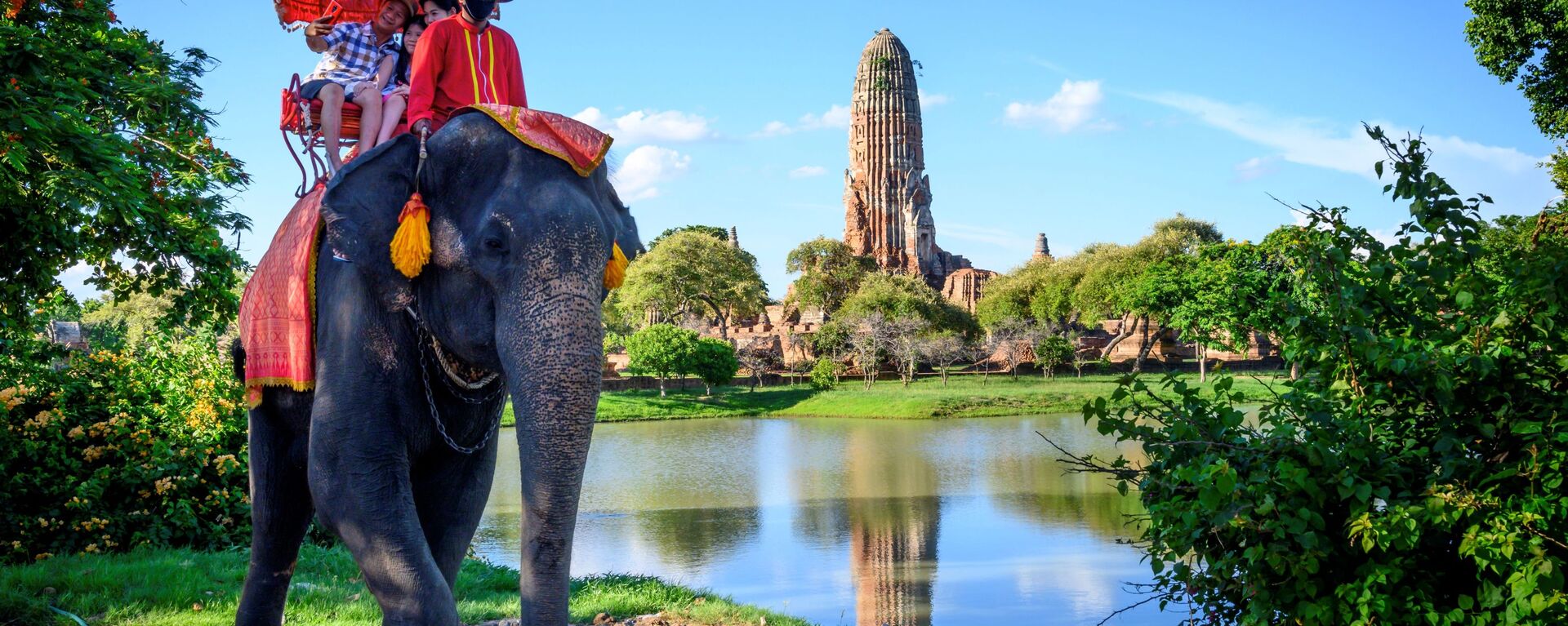 Туристы едут на слоне перед старым буддийским храмом в Аюттхае, примерно в 70 км к северу от Бангкока, Таиланд - Sputnik Беларусь, 1920, 08.03.2021