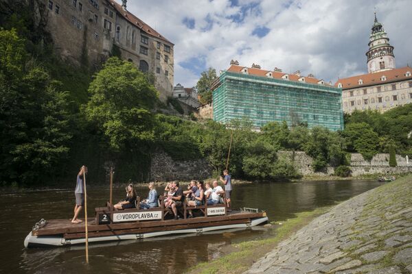 Туристы сплавляются на плотах и каноэ по реке Влтаве в чешском городе Крумлов с замком XIII века - Sputnik Беларусь