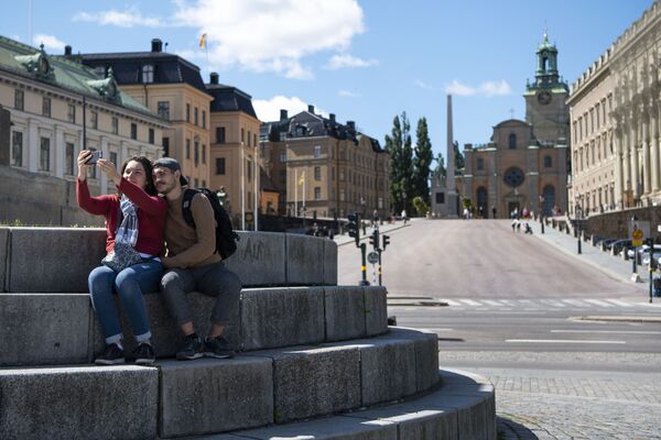 Туристы делают селфи возле Королевского дворца в центре Стокгольма, Швеция - Sputnik Беларусь