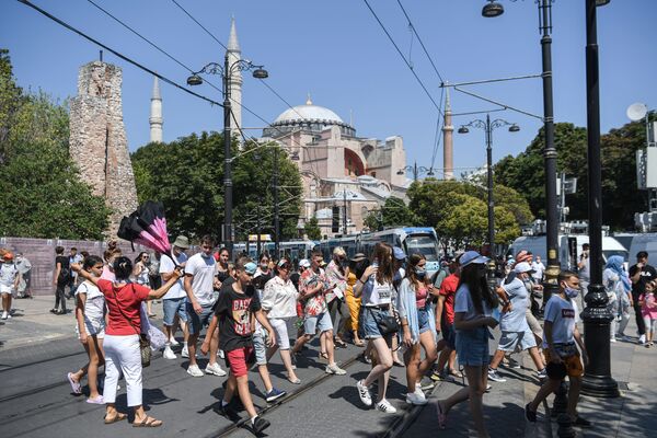 В Стамбуле группа туристов проходит мимо собора Святой Софии, направляясь к историческому району Султанахмет - Sputnik Беларусь