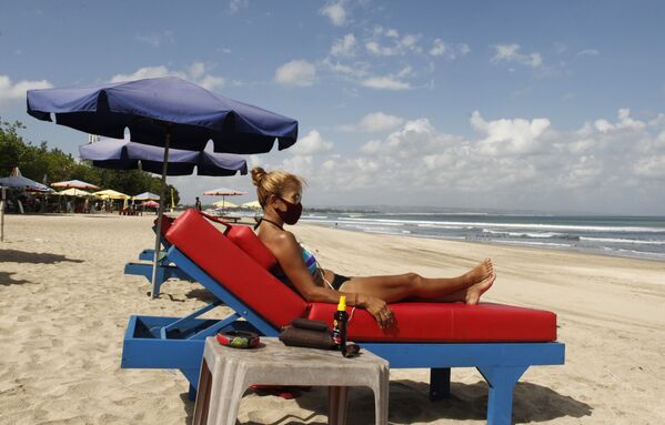 Пляжи постепенно открываются после нескольких месяцев блокировки на Бали, Индонезия - Sputnik Беларусь