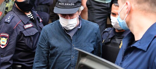 Актер Михаил Ефремов (в центре) садится в автомобиль у Пресненского суда Москвы - Sputnik Беларусь