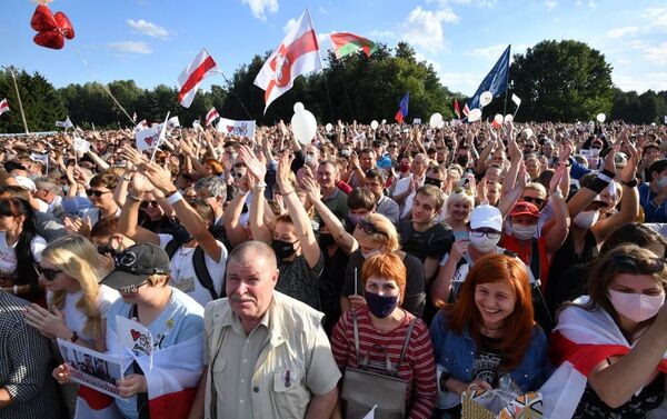На митинг Светланы Тихановской люди пришли с разными флагами - Sputnik Беларусь
