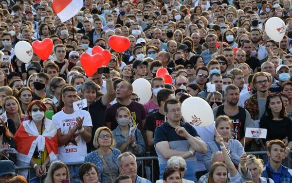 У многих сторонников Тихановской на запястьях белые ленты - Sputnik Беларусь