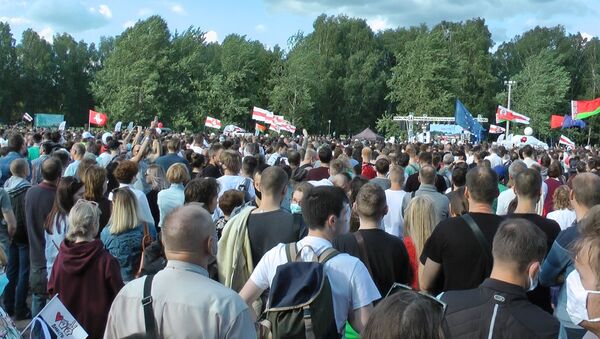 Мноства людзей сабралася на мітынг у парку Дружбы народаў - відэа - Sputnik Беларусь