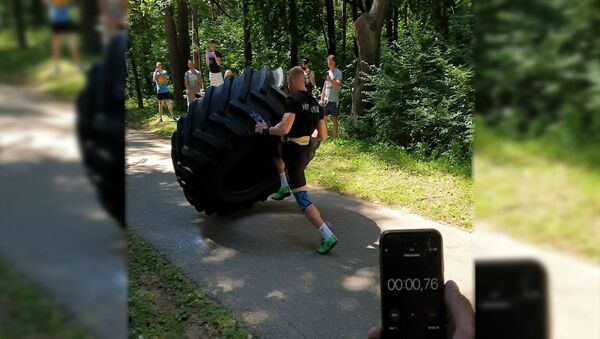 Переворачивает покрышку весом 270 кг: силач из Гродно идет на рекорд - Sputnik Беларусь