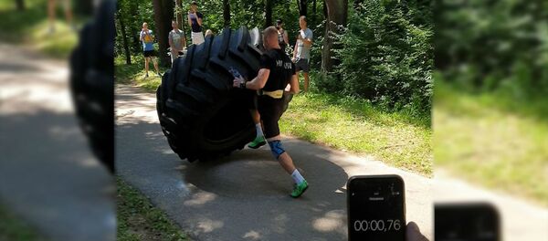 Переворачивает покрышку весом 270 кг: силач из Гродно идет на рекорд - Sputnik Беларусь