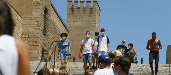 Туристы в защитных масках рядом с собором Пальма-де-Майорка - Sputnik Беларусь