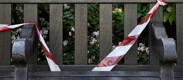 Ограничительная лента на лавочке в Лондоне - Sputnik Беларусь