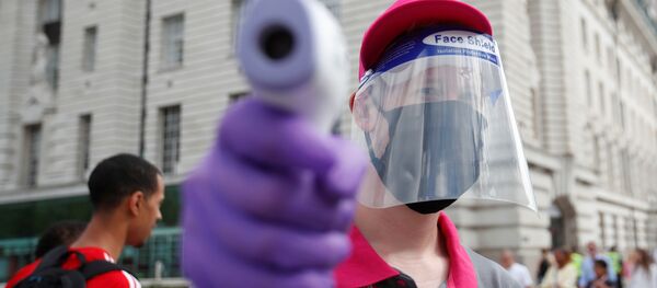 Мужчина измеряет температуру на улицах Лондона - Sputnik Беларусь