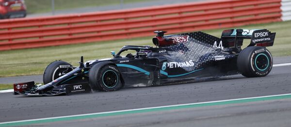 Mercedes Льюиса Хэмилтона с лопнувшим во время гонки колесом на последнем круге  - Sputnik Беларусь