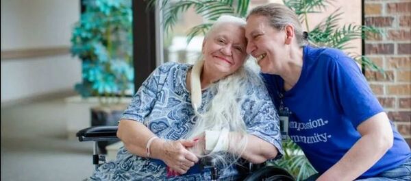 Сестры Бев Боро и Дорис Криппен в медицинском центре штата Небраска в США - Sputnik Беларусь