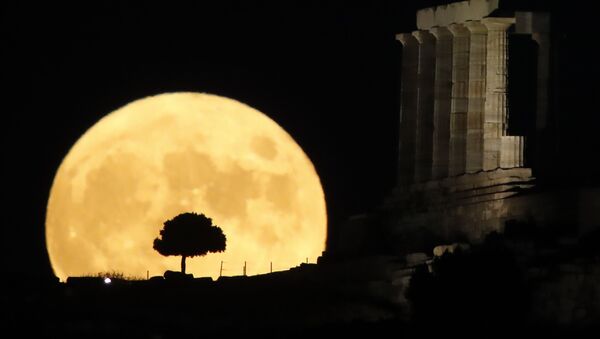 Луна во время восхода в Греции - Sputnik Беларусь