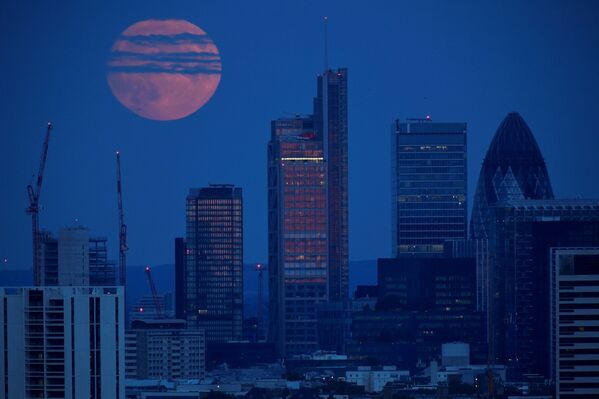 Полная луна поднимается над финансовым районом лондонского Сити - Sputnik Беларусь