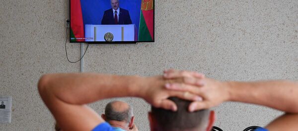 Беларусы слухаюць пасланне Аляксандра Лукашэнкі да парламента і народа краіны перад выбарамі 2020 Беларусы слухаюць пасланне Аляксандра Лукашэнкі да парламента і народа краіны перад выбарамі 2020 - Sputnik Беларусь