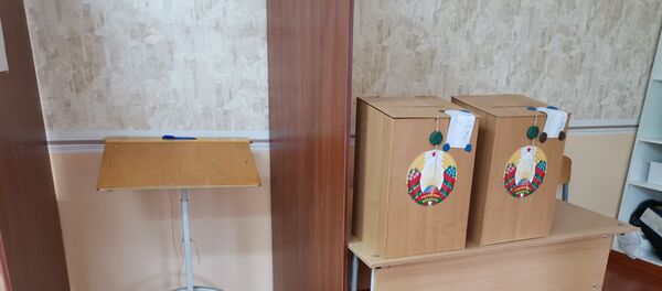 Кабіны для галасавання цяпер без звыклых фіранак, што некалькі бянтэжыць выбаршчыкаў - Sputnik Беларусь