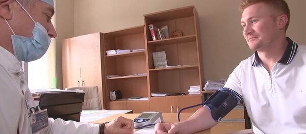 Испытавшие вакцину от COVID-19 добровольцы прошли обследование - видео - Sputnik Беларусь