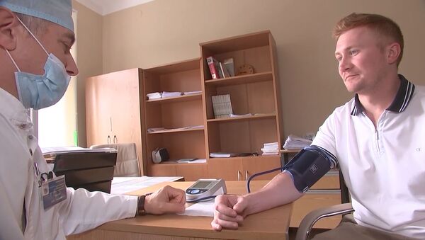 Испытавшие вакцину от COVID-19 добровольцы прошли обследование - видео - Sputnik Беларусь