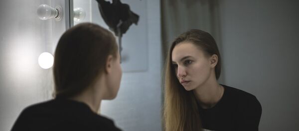 Девушка у зеркала - Sputnik Беларусь