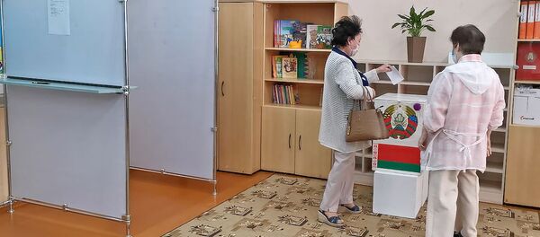 Досрочное голосование проходит в Беларуси - видео - Sputnik Беларусь