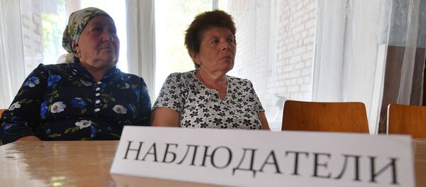 Назіральнікаў на ўчастку ў Протасах усяго двое, а выбаршчыкаў - 120 чалавек на тры вёскі Назіральнікаў на ўчастку ў Протасах усяго двое, а выбаршчыкаў - 120 чалавек на тры вёскі - Sputnik Беларусь