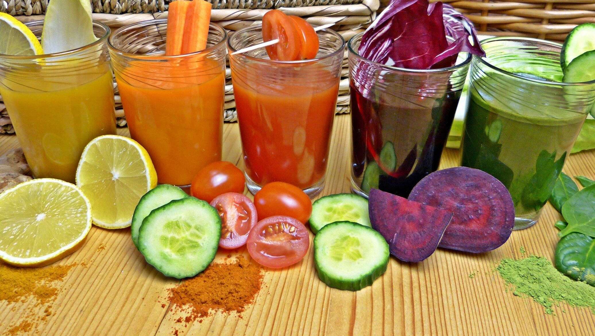 Свежевыжатый сок в холодильнике. Овощной сок. Свежевыжатые овощные соки. Фруктовый сок. Коктейли фруктовые и овощные.