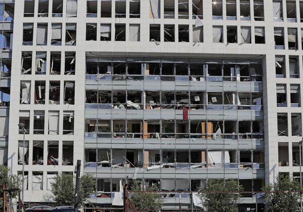Поврежденный фасад здания газеты Аннахар после вчерашнего взрыва в порту столицы Ливана Бейрута - Sputnik Беларусь