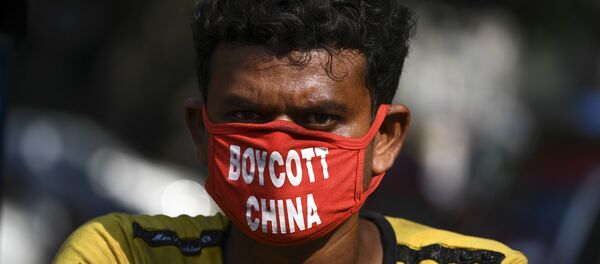 Рикша в маске с надписью Бойкот Китая в Нью-Дели - Sputnik Беларусь