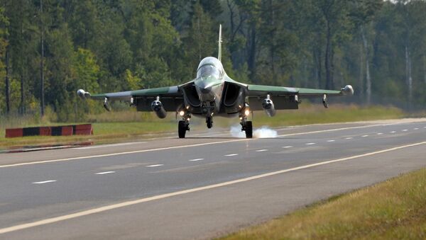 Посадка военного самолета на трассу - Sputnik Беларусь