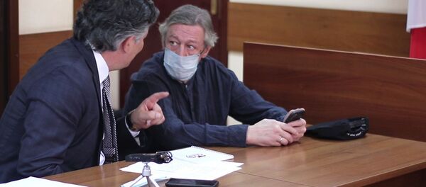 Актер Михаил Ефремов (справа) и адвокат Эльман Пашаев перед началом слушаний в Пресненском суде по делу о ДТП со смертельным исходом Актер Михаил Ефремов (справа) и адвокат Эльман Пашаев перед началом слушаний в Пресненском суде по делу о ДТП со смертельным исходом - Sputnik Беларусь