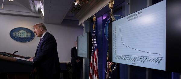 Президент США Дональд Трамп проводит брифинг - Sputnik Беларусь