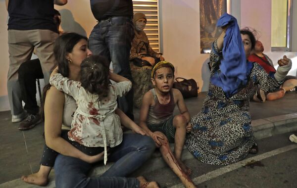 Раненые люди ждут помощи у больницы после взрыва в столице Ливана Бейруте - Sputnik Беларусь