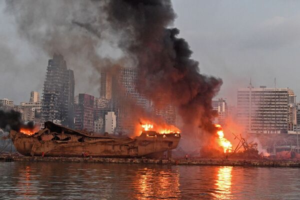 Корабль охвачен пламенем в порту Бейрута после мощного взрыва, поразившего сердце ливанской столицы - Sputnik Беларусь