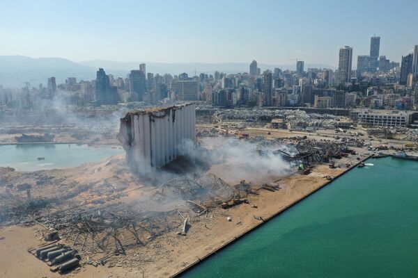 Вид с воздуха показывает огромный ущерб, нанесенный зерновому элеватору в порту Бейрута - Sputnik Беларусь