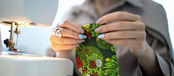 Дизайнер одежды Ольга Казакова из Краснодара шьёт на заказ дизайнерские трёхслойные защитные маски дома во время режима самоизоляции из-за коронавирусной инфекции - Sputnik Беларусь