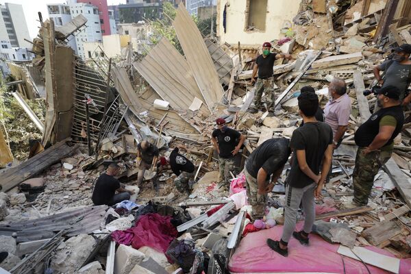 Ливанские солдаты ищут выживших после мощного взрыва в Бейруте, Ливан - Sputnik Беларусь