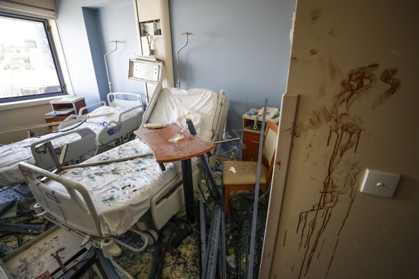 Поврежденная больница после сильного взрыва в Бейруте, Ливан - Sputnik Беларусь
